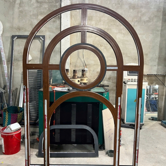 GIA CÔNG SẢN XUẤT CỬA NHÔM UỐN VÒM