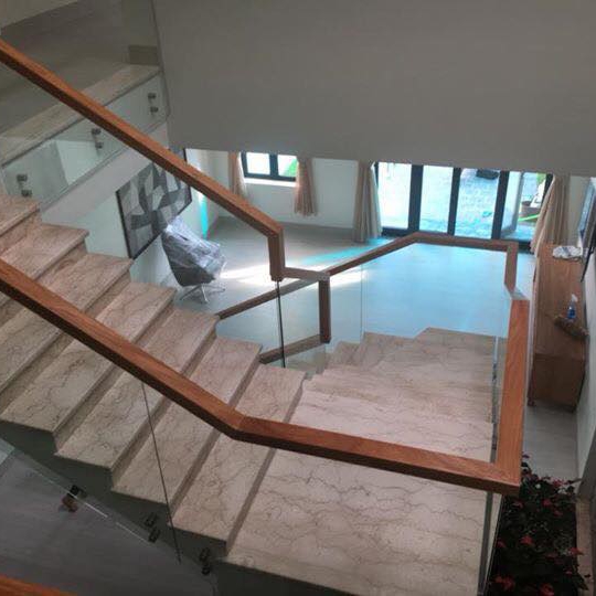 LAN CAN, CẦU THANG KÍNH CƯỜNG LỰC