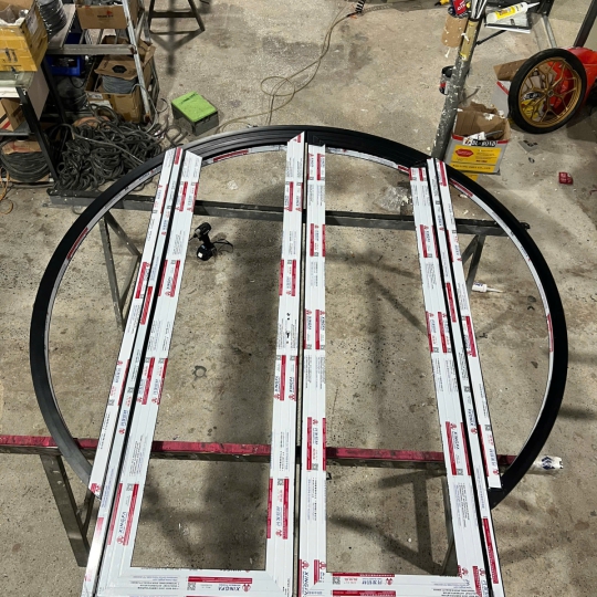 GIA CÔNG SẢN XUẤT CỬA NHÔM UỐN VÒM