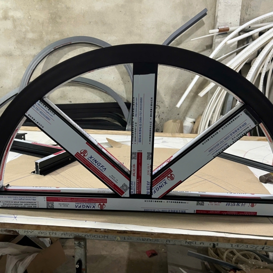 GIA CÔNG SẢN XUẤT CỬA NHÔM UỐN VÒM